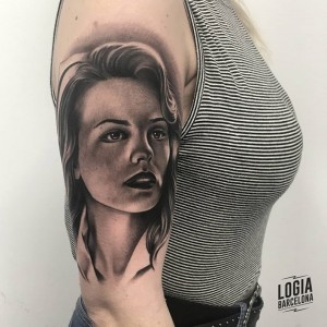 tatuaje_hombro_retrato_mujer_Logia_Barcelona_Pablo_Munilla  